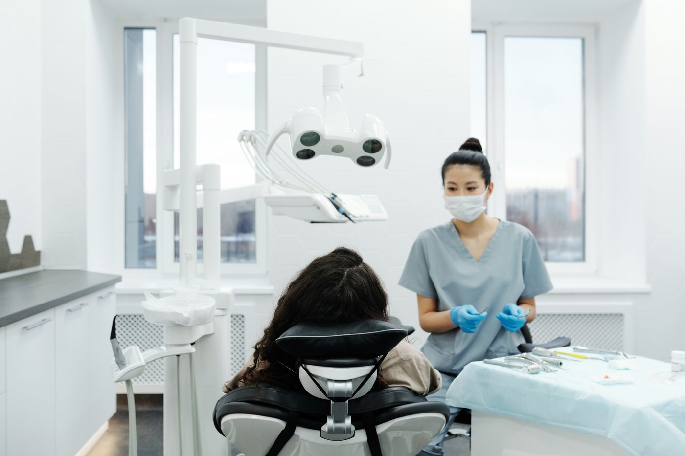 Gaziantep diş kliniği ortamını temsil eden modern muayene odası
