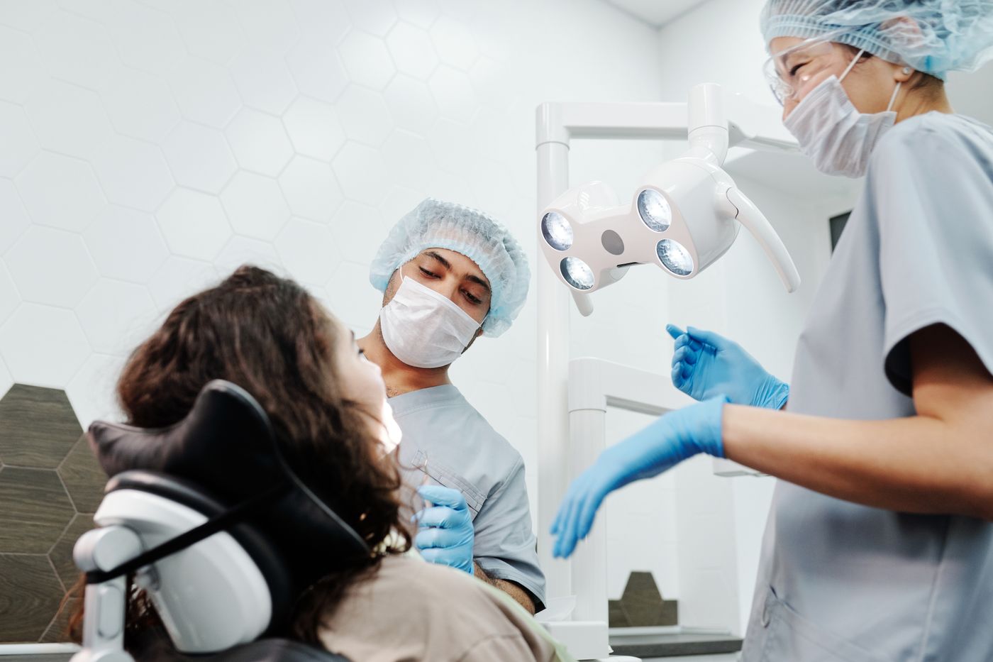 Gaziantep implant tedavisi öncesi diş hekimi muayenesi