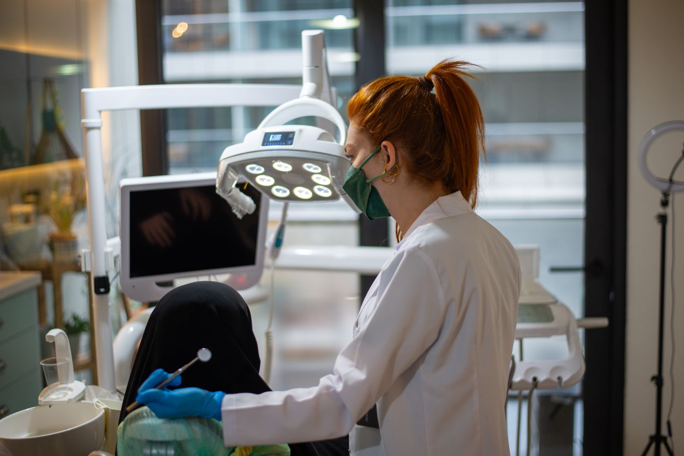 Endodontik tedavi sırasında diş hekimi uygulaması
